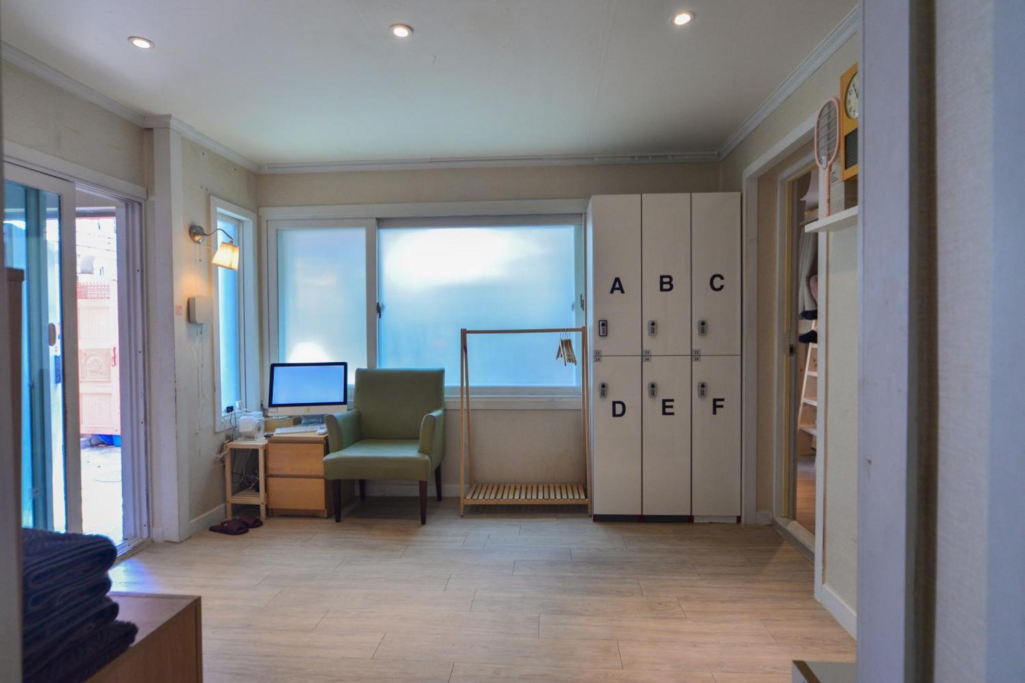 Helloworld Guesthouse Сеул Экстерьер фото