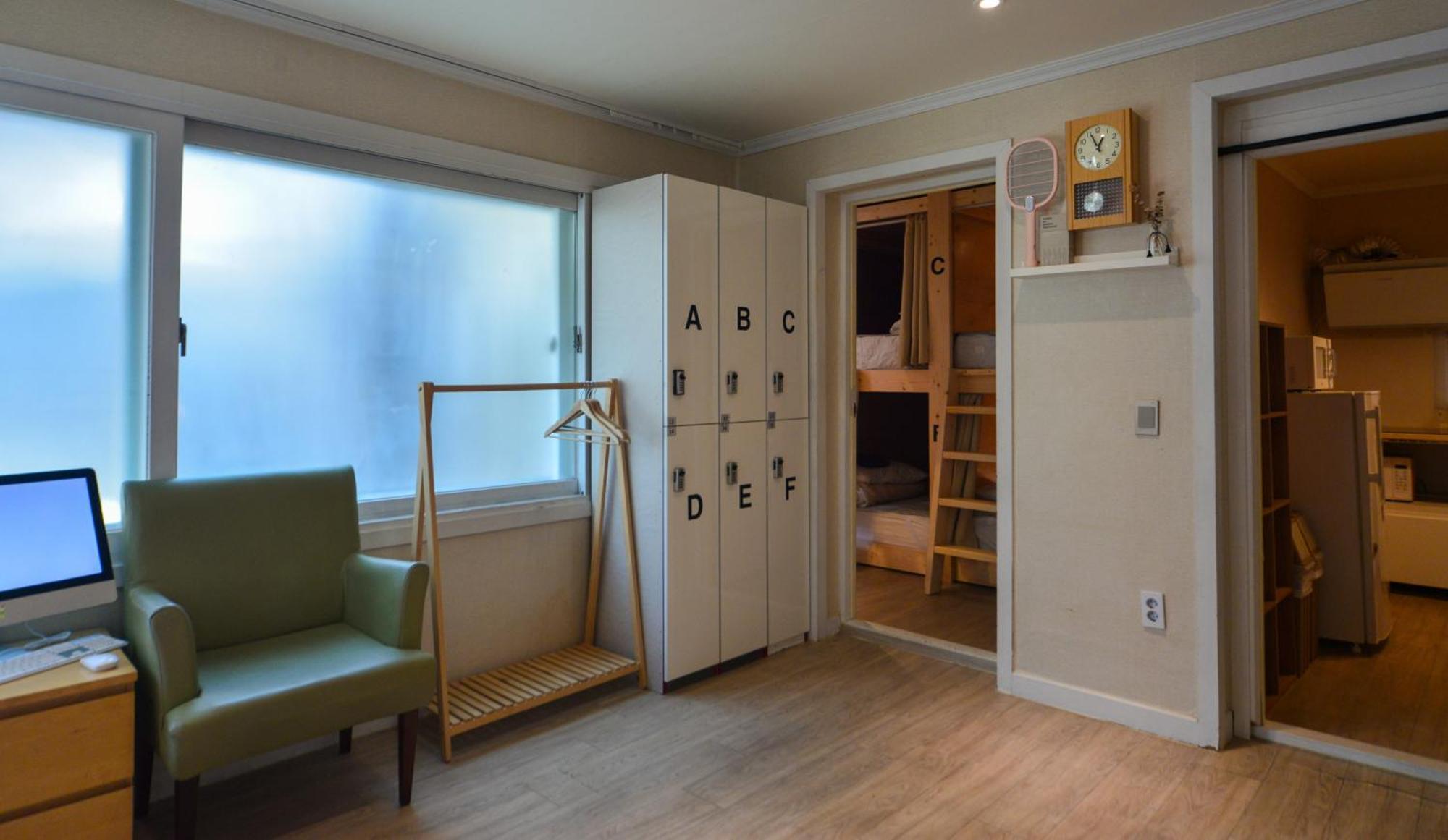 Helloworld Guesthouse Сеул Экстерьер фото